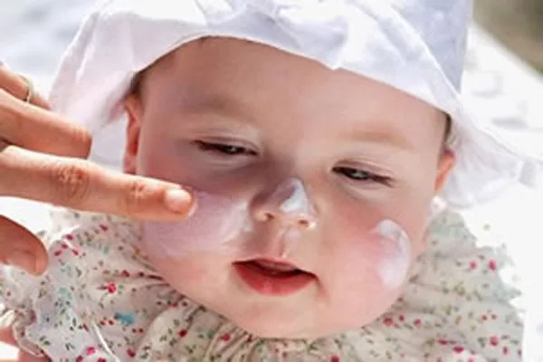 آفتاب سوختگی در کودکی، خطر ابتلا به سرطان پوست را افزایش میدهد آفتاب سوختگی در کودکی، خطر ابتلا به سرطان پوست را افزایش میدهد